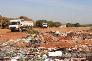 A companhia aponta que os resíduos jogados indiscriminadamente pelas vias públicas e lotes nem sempre podem ser reaproveitados | Foto: Comurg