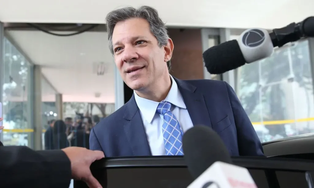Brasília (DF), 08/03/2023 - O ministro da Fazenda, Fernando Haddad, fala com a imprensa ao deixar o ministério