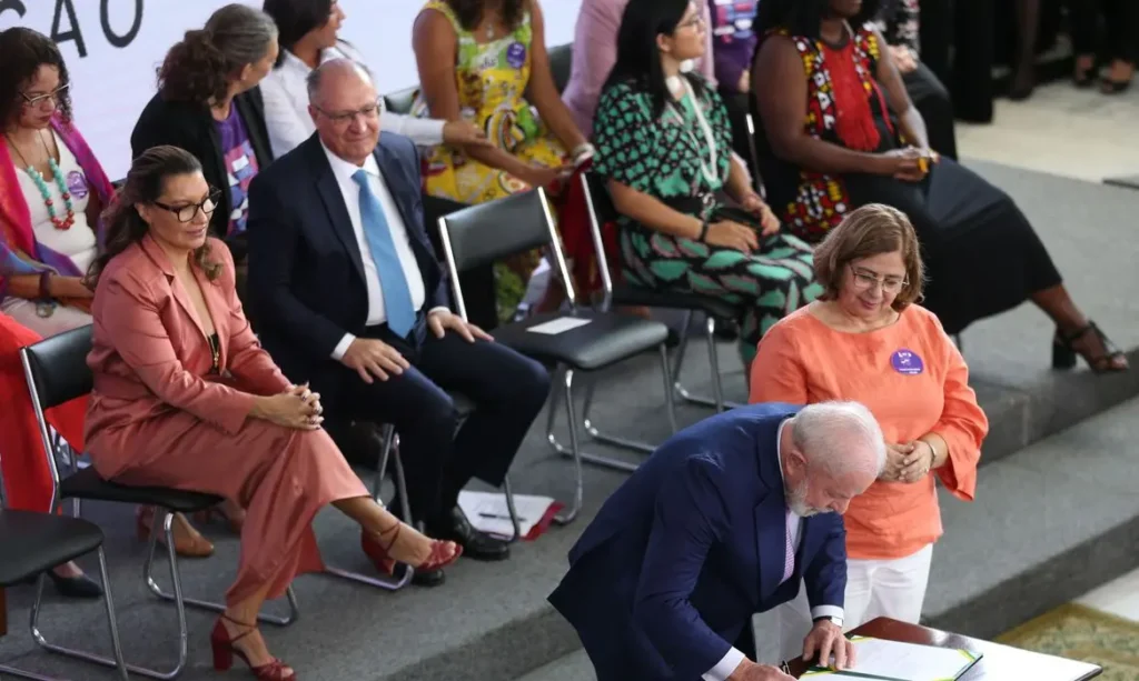 O presidente Luiz Inácio Lula da Silva,  acompanhado da peimeira-dama Janja Lula da Silva, da ministra das Mulheres, Cida Gonçalves e de outras ministras, anuncia ações no Dia Internacional das Mulheres