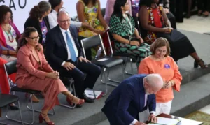 O presidente Luiz Inácio Lula da Silva,  acompanhado da peimeira-dama Janja Lula da Silva, da ministra das Mulheres, Cida Gonçalves e de outras ministras, anuncia ações no Dia Internacional das Mulheres