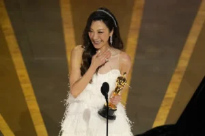 Durante seu discurso, Michelle Yeoh abriu espaço para falar sobre a importância da representatividade dessa vitória para as crianças asiáticas | Foto: Reprodução/Grosby Group