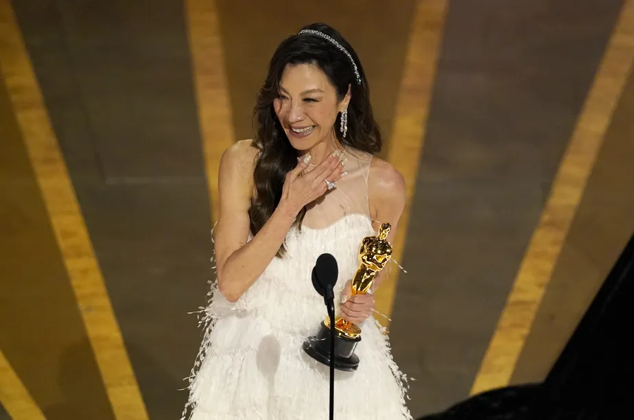 Durante seu discurso, Michelle Yeoh abriu espaço para falar sobre a importância da representatividade dessa vitória para as crianças asiáticas | Foto: Reprodução/Grosby Group