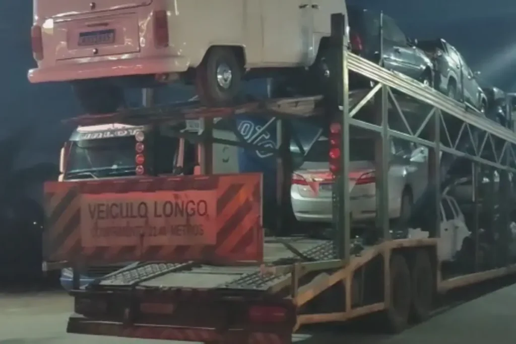PRF apreende carro clonado transportado em caminhão cegonha, em Aparecida