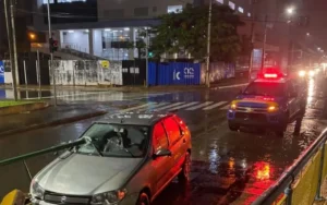Mãe e filho saem ilesos de acidente em que barra de ferro atravessa carro em Goiânia