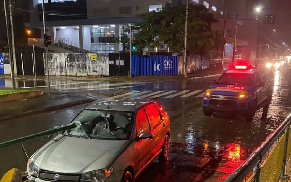 Mãe e filho saem ilesos de acidente em que barra de ferro atravessa carro em Goiânia