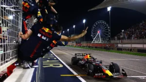 Atual bicampeão dominou o GP do Bahrein de ponta a ponta neste domingo, em dobradinha da RBR tendo Pérez na segunda colocação (Foto: Divulgação F1)
