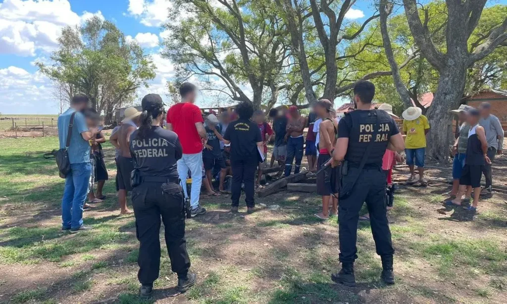 Dos 56 trabalhadores resgatados nesta sexta-feira (10), dez tinham entre 14 e 17 anos de idade | Foto: PF