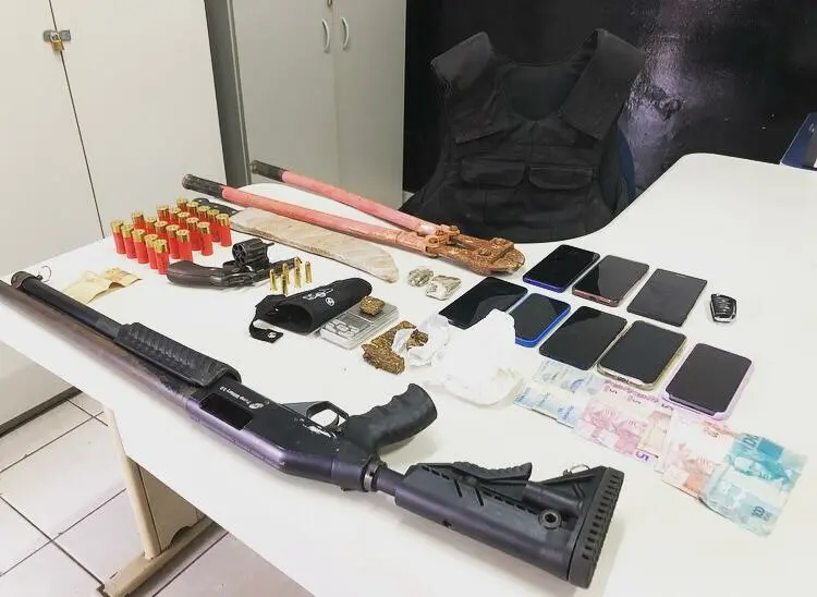 Investigados possuem antecedentes criminais envolvendo tráfico de drogas, porte ilegal de arma de fogo, roubo e tentativa de homicídio