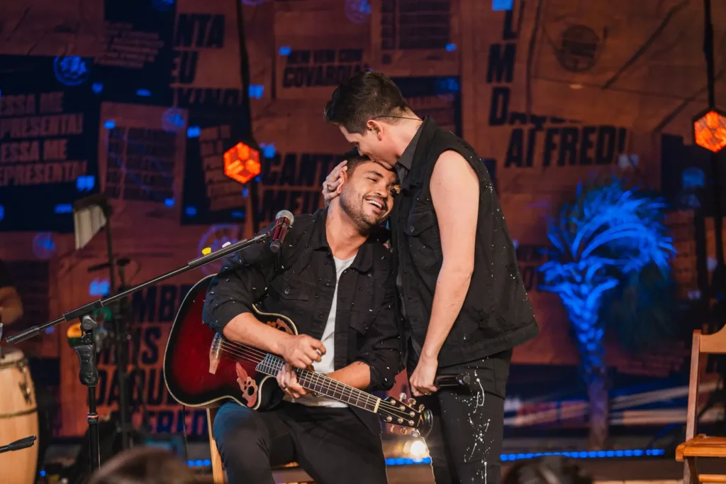Música inédita 'Flor de Plástico' apresenta a dupla com a colaboração dos veteranos Jorge & Mateus | Foto: Divulgação