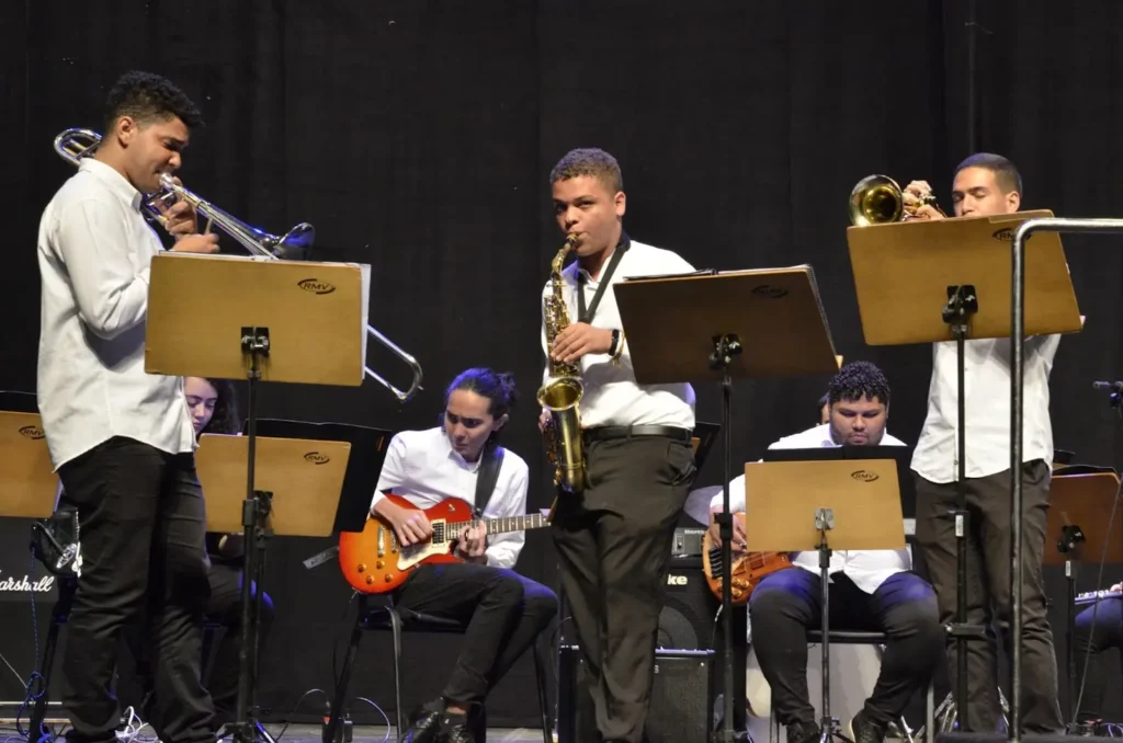 Com um viés voltado para a música popular, a Big Band da Escola do Futuro de Goiás (EFG)  em Artes Basileu França é composta por 15 músicos | Foto: Cinthia Oliveira