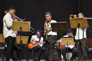 Com um viés voltado para a música popular, a Big Band da Escola do Futuro de Goiás (EFG)  em Artes Basileu França é composta por 15 músicos | Foto: Cinthia Oliveira