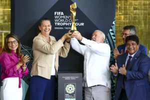 Presidente da República, Luiz Inácio Lula da Silva, e a Ministra do Esporte, Ana Moser, com a Taça da Copa do Mundo Feminina 2023 (Foto: Marcelo Camargo/Agência Brasil)