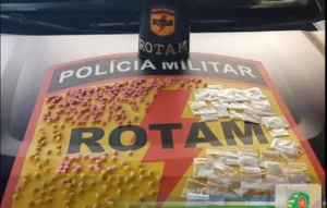 Ao total, fopram apreendidos cerca de 309 comprimidos de ecstasy e 45 porções de cocaína | Foto: Divulgação/ PM