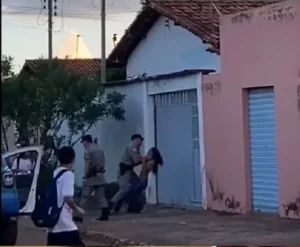 Segundo informações da polícia, uma viatura passava na rua no momento da briga entre as adolescentes | Foto: Reprodução/ Vídeo