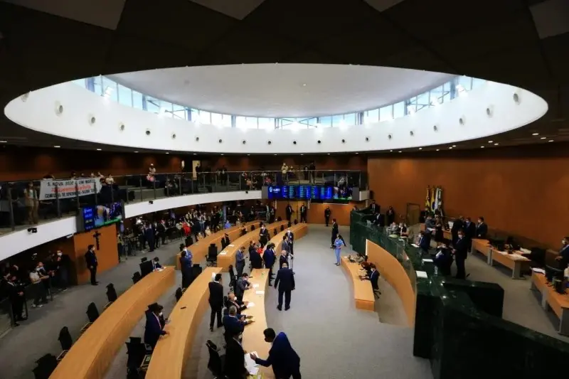 Isso porquê os deputados aprovaram a iniciativa, por 24x7, na Comissão Mista| Foto: Agência Assembleia de Notícias