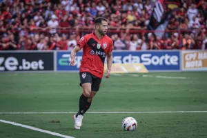Lateral revela que sonha em ser campeão no time que o revelou (Foto: Ingryd Oliveira/ACG)