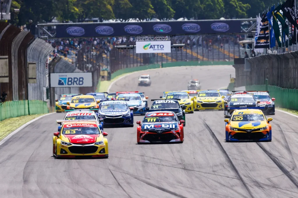 Antigos líderes não fizeram uma boa segunda etapa, enquanto Gabriel Casagrande e Ricardo Maurício, escalaram a tabela (Foto: Marcelo Machado de Melo/Stock Car)