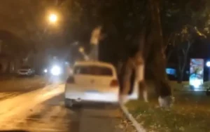 Testemunhas afirmam que logo após os disparos, os ocupantes do carro saíram do local | Foto: Redes sociais