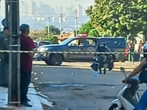 Uma arma de fogo e porções de drogas foram apreendidas na casa onde o foragido foi localizado | Foto: Redes sociais
