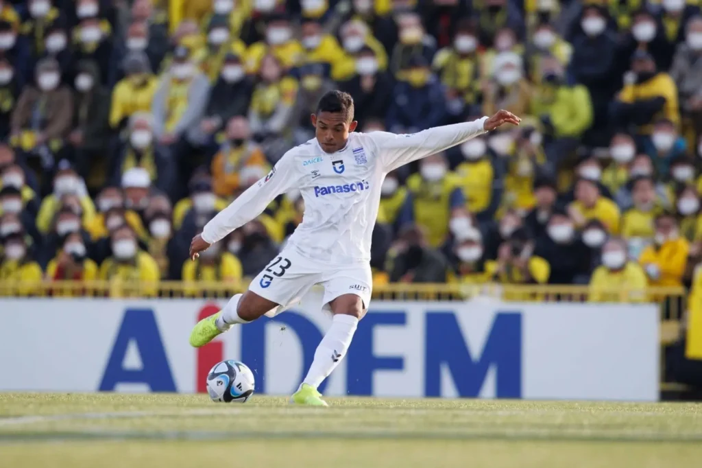 O brasileiro marcou um dos gols do Gamba Osaka na vitória de 2 a 0 contra o Kawasaki Frontale | Foto: Gamba Osaka