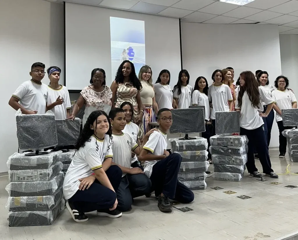 Em troca, as escolas receberam 110 computadores recondicionados | Foto: Divulgação