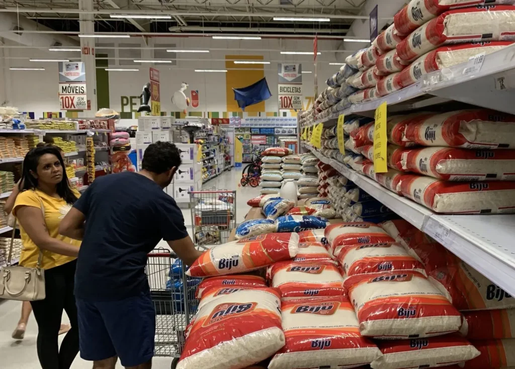 RESTRICAO2  BSB DF 18 03 2020   METROPOLE CORONAVIRUS/ABASTECIMENTO  Venda de arroz  com restricoes de quantidade, no   Hipermercado Extra, SIA. FOTO: DIDA SAMPAIO/ESTADAO