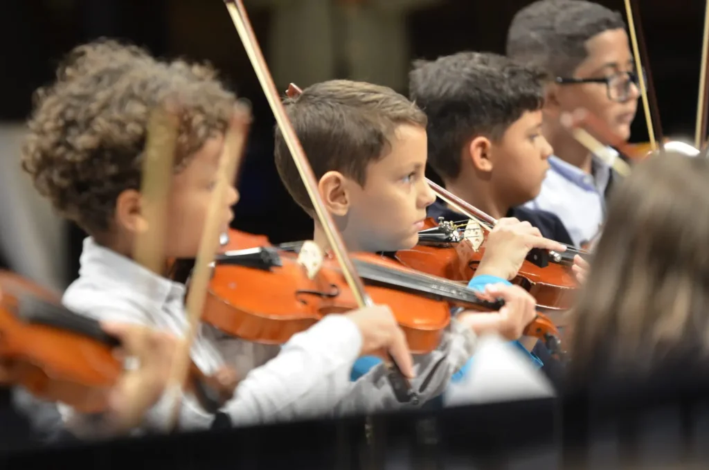 As Orquestras Infantil Mozart e Sinfônica Pedro Ludovico Teixeira sobem ao palco do Teatro Escola Basileu França para concerto gratuito. | Foto: Cinthia Oliveira