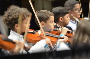 As Orquestras Infantil Mozart e Sinfônica Pedro Ludovico Teixeira sobem ao palco do Teatro Escola Basileu França para concerto gratuito. | Foto: Cinthia Oliveira
