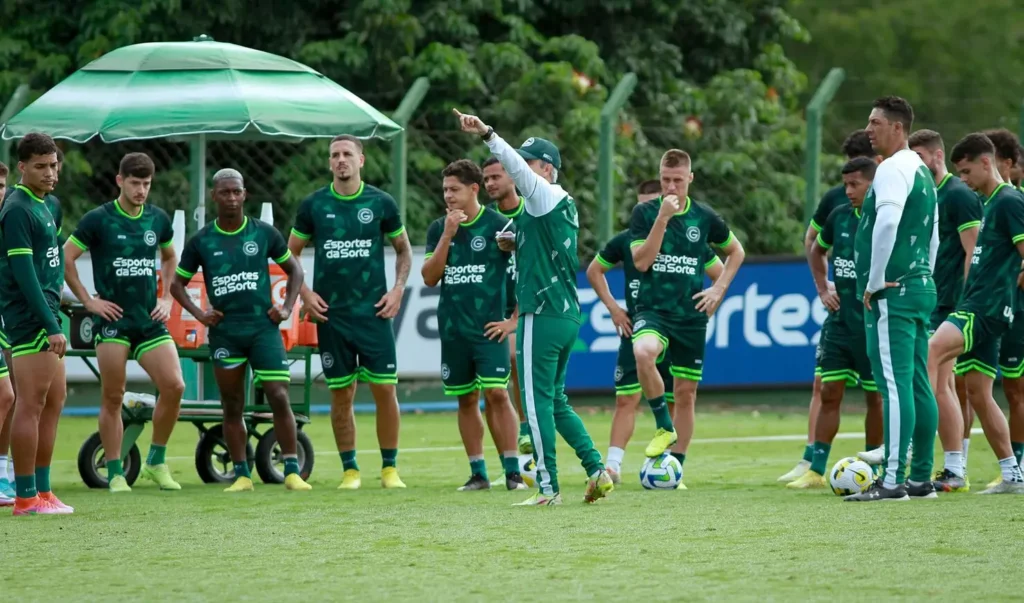 Émerson Ávila seguirá no comando técnico esmeraldino até que o substituto de Guto Ferreira seja definido | Foto: Rosiron Rodrigues/Goiás EC