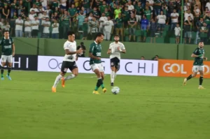 No Estádio Hailé Pinheiro, o Esmeraldino bateu o Alvinegro, de virada, pelo placar de 3 a 1 | Foto: Afonso Cardoso