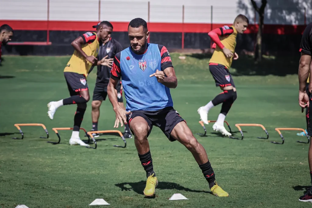 O atacante Gustavo Coutinho deve ser um dos titulares do Dragão no duelo contra o Esmeraldino | Foto: Ingryd Oliveira/Atlético-GO