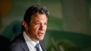 Ex-prefeito de São Paulo, Fernando Haddad (PT-SP), chegando na sede do governo de transição, no CCBB, acompanhado pelo ex-ministro Aloizio Mercadante. Sérgio Lima/Poder360 28.nov.2022