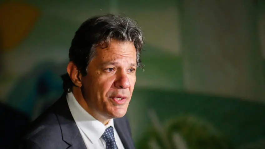 Ex-prefeito de São Paulo, Fernando Haddad (PT-SP), chegando na sede do governo de transição, no CCBB, acompanhado pelo ex-ministro Aloizio Mercadante. Sérgio Lima/Poder360 28.nov.2022