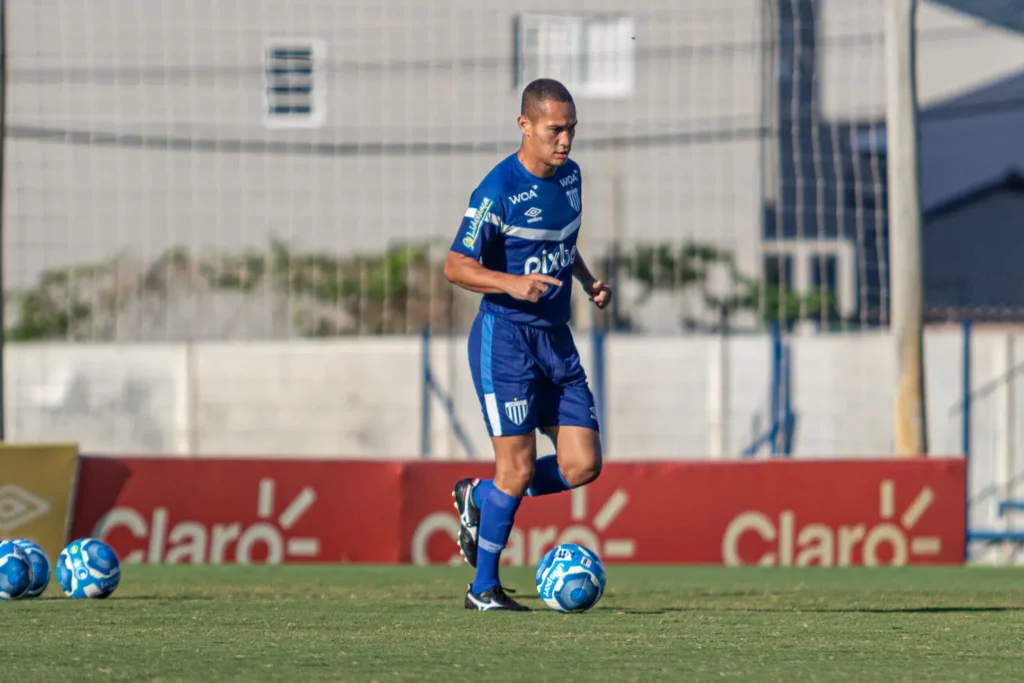 Depois de ser emprestado ao Vila Nova e à Inter de Limeira, o volante Jean Martim está de volta ao Avaí | Foto: Leandro Boeira/Avaí FC