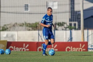 Depois de ser emprestado ao Vila Nova e à Inter de Limeira, o volante Jean Martim está de volta ao Avaí | Foto: Leandro Boeira/Avaí FC