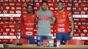 O lateral-direito Léo Duarte e o atacante João Celeri foram oficialmente apresentados | Foto: Fernando Brito/Vila Nova FC
