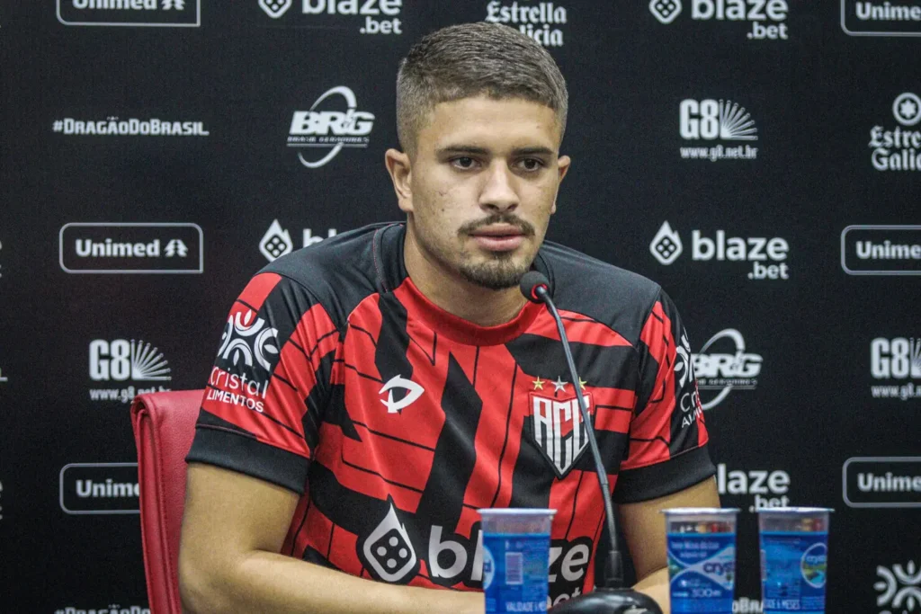 O zagueiro Lucas Gazal entende que o Atlético Goianiense precisará se impor para ser campeão goiano | Foto: Ingryd Oliveira/Atlético-GO