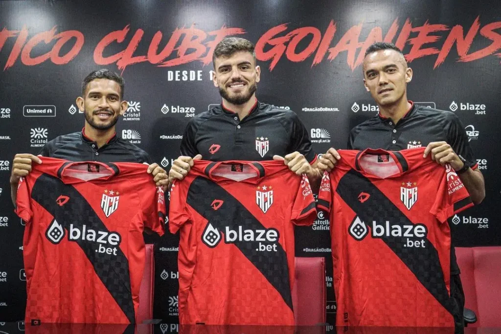 O meia Marco Antônio, o zagueiro Heron e o volante Renato foram oficialmente apresentados Atlético Goianiense | Foto: Ingryd Oliveira/Atlético-GO