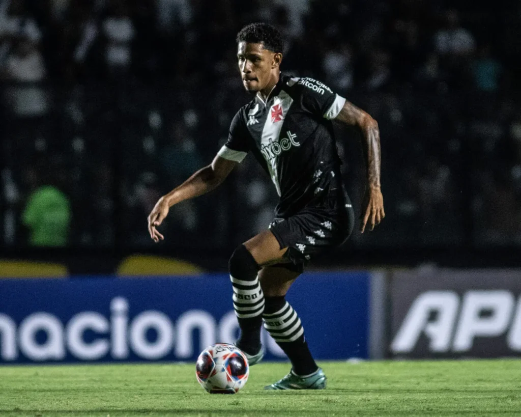 Na atual temporada, Paulo Victor já disputou oito partidas com a camisa do Vasco | Foto: Dikran Sahagian