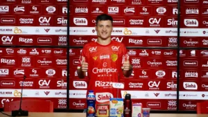 O atacante Ronald, ex-Água Santa, é uma das caras novas do Vila Nova para a disputa da Série B do Campeonato Brasileiro | Foto: Fernando Brito/Vila Nova FC