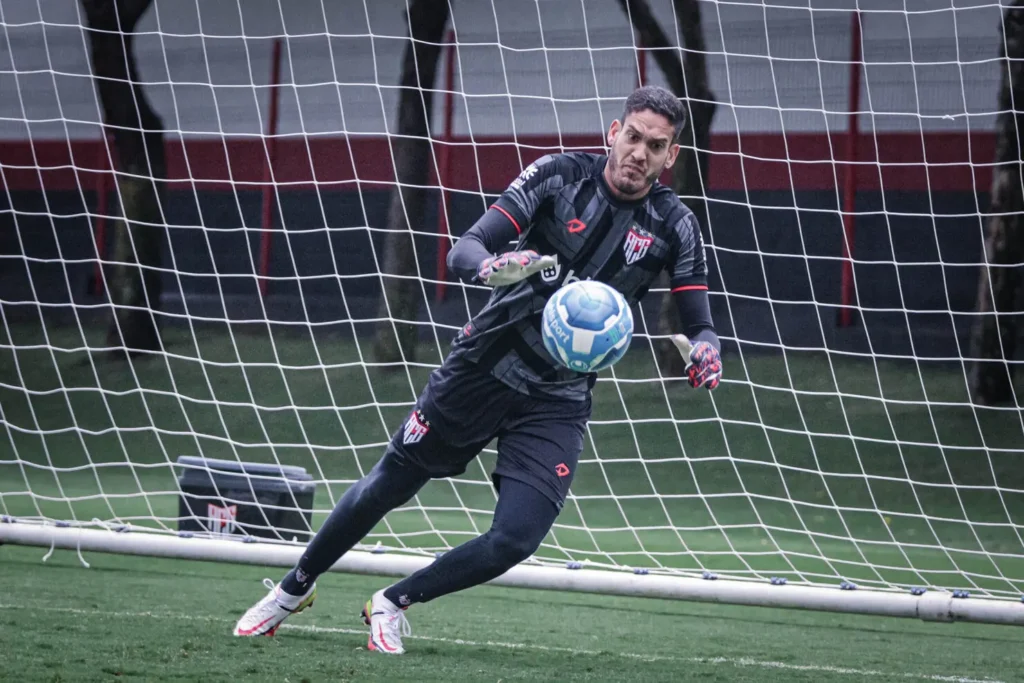 Depois do empate diante do Sampaio Corrêa, o goleiro quero um Atlético ainda mais concentrado contra o CRB | Foto: Ingryd Oliveira/Atlético-GO