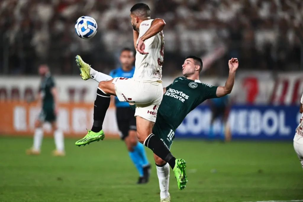 No Estádio Monumental de Lima, o Goiás chegou a abrir 2 a 0, mas acabou sofrendo o empate | Foto: Conmebol