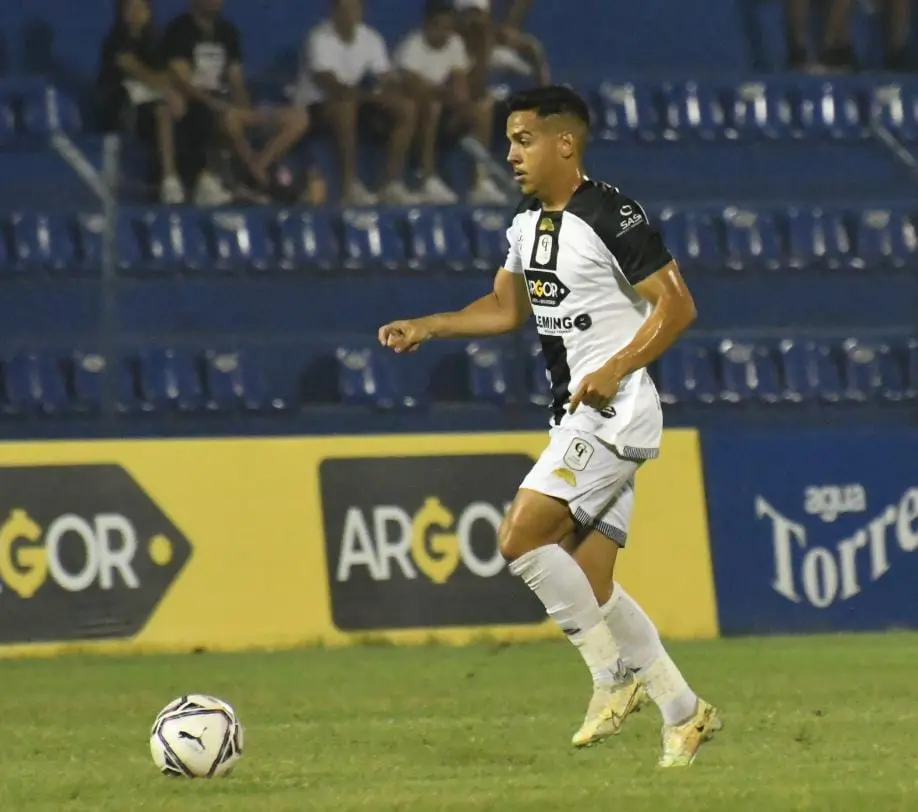 Na atual temporada, o brasileiro Valdeci já atuou em nove partidas da equipe paraguaia | Foto: Ana Calderón/Tacuary