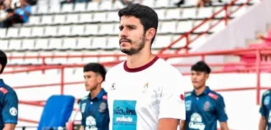Neste domingo, o zagueiro Victor Oliveira, que atua pelo Raj Pracha, reencontrará o Krabi, sua antiga equipe | Foto: Arquivo pessoal