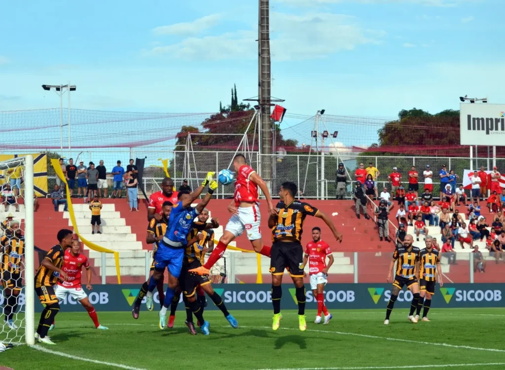 No minutos iniciais, o zagueiro Doma abriu caminho para a vitória do Vila Nova na Série B | Foto: Afonso Cardoso