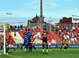No minutos iniciais, o zagueiro Doma abriu caminho para a vitória do Vila Nova na Série B | Foto: Afonso Cardoso