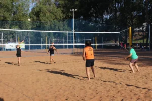 O programa Esportes nos Bairros oferece ginástica funcional, futsal, basquete, vôlei de quadra, tênis, natação, futebol society, futebol, treinamento funcional entre outros | Foto: Secom