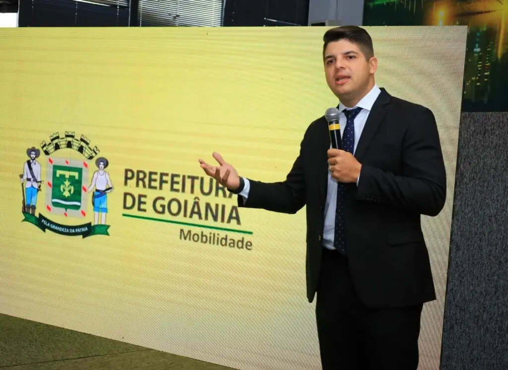O trabalho foi feito, em grande parte, de forma manual | Foto: Jackson Rodrigues/Prefeitura de Goiânia