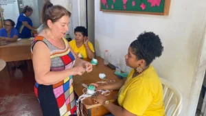 O evento ensinará as pessoas a fazer bolsas com plástico, cestas de papelão, peso de porta com caixa de leite, dentre outros itens | Foto: Secom