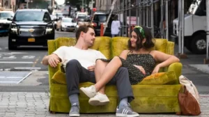 Lucy (Geraldine Viswanathan) e Max (Dacre Montgomery) são personagens com uma química divertida | Foto: Reprodução